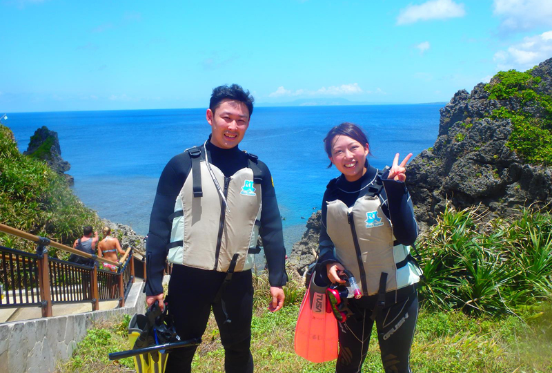 真栄田岬からの景色も楽しみ岬の階段を下りて、青の洞窟へ向かいます