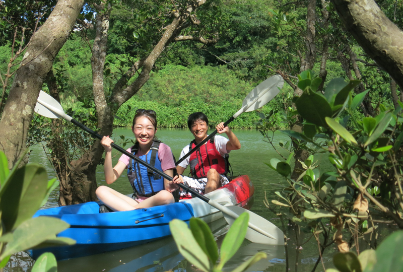 嘉手納町の比謝川に広がるマングローブ林でカヤックを体験！