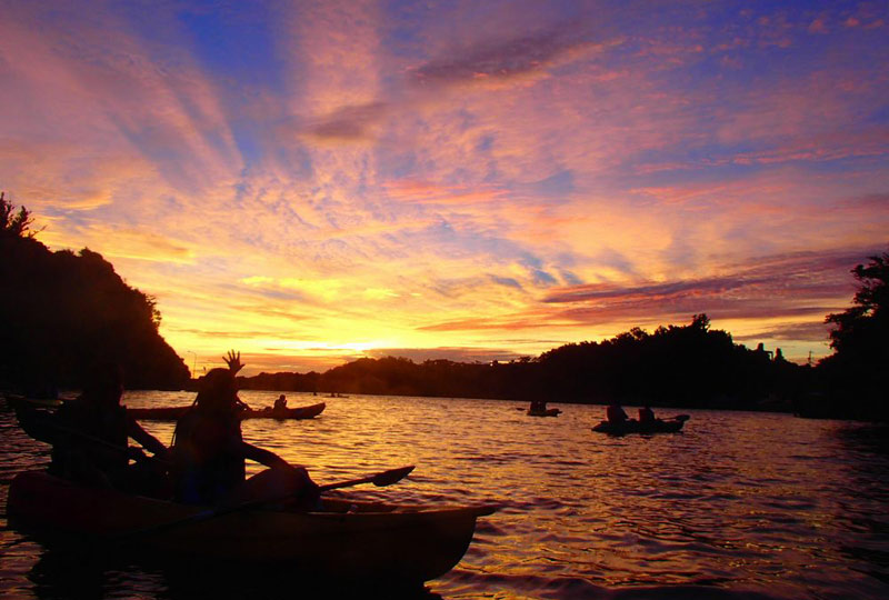 嘉手納町の比謝川河口から海に漕ぎだし西海岸に沈む夕日を見にいくサンセットカヤック。