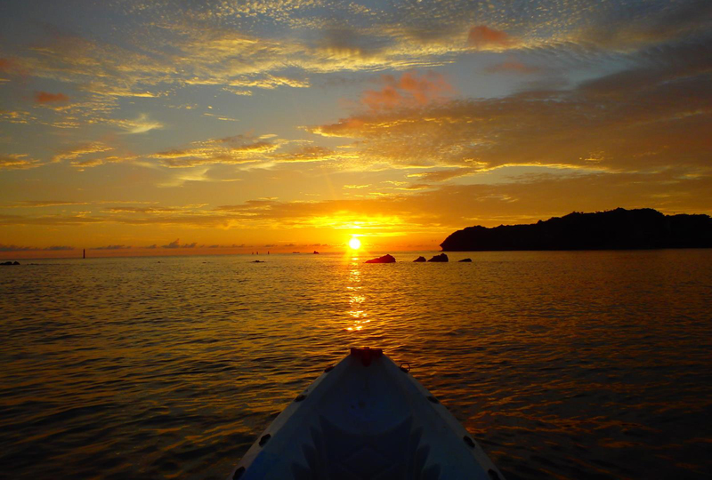 水平線の大パノラマに沈んでいく夕陽はとても幻想です。 水平線の大パノラマに沈んでいく夕陽はとても幻想です。